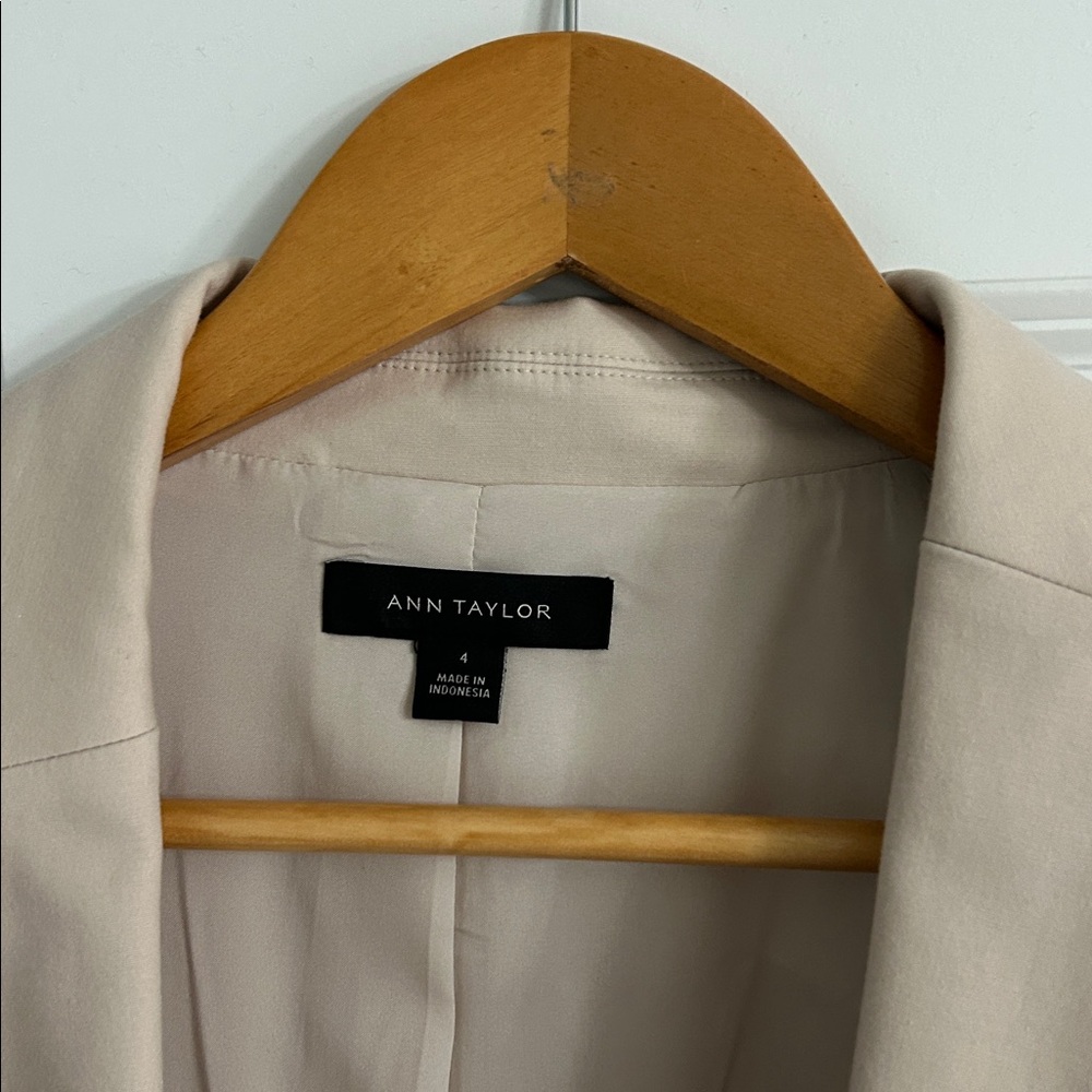 Ann Taylor Beige Suit Set- Blazer size 4, Pants size 0 - Picture 2 of 7